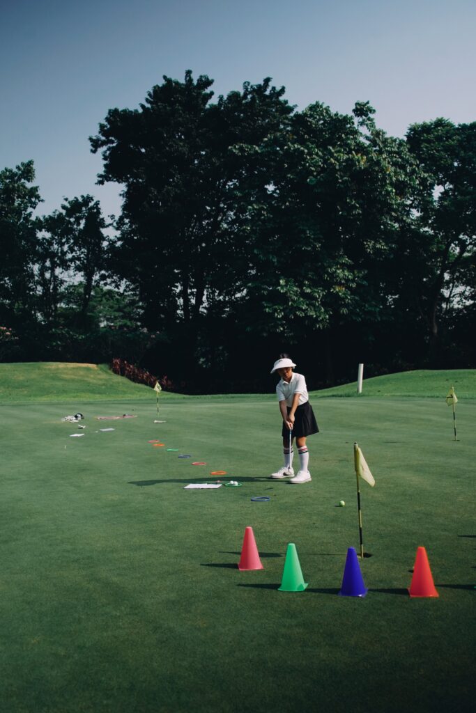 junior golfer practice putting